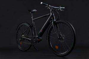 Vélo urbain moderne noir sur fond sombre.