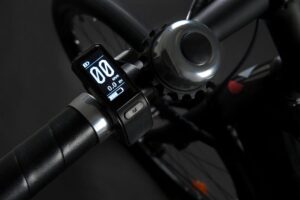 Compteur vélo numérique guidon noir.