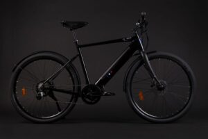 Vélo urbain noir élégant sur fond sombre.