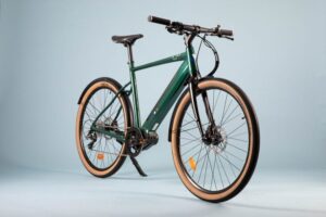 Vélo urbain vert sur fond uni