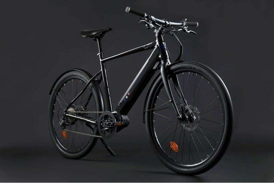Vélo urbain noir sur fond gris.