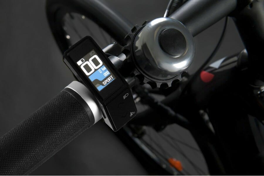 Compteur vélo numérique sur guidon.