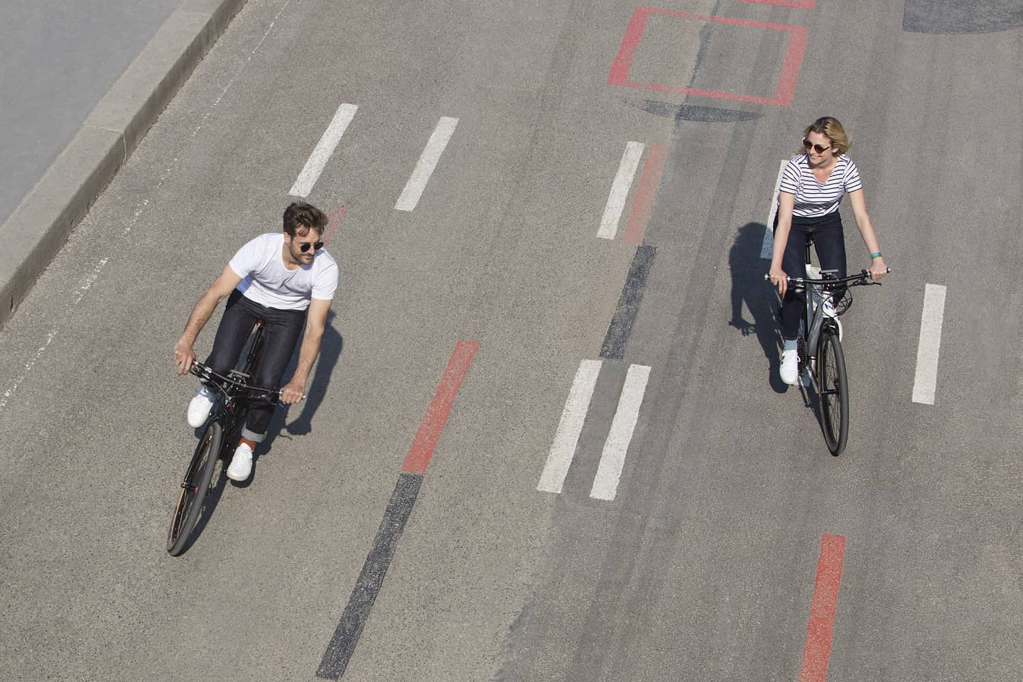 Deux personnes faisant du vélo sur une route.