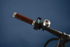 Guidon vélo avec compteur numérique.