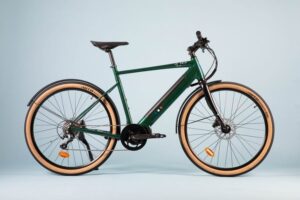 Vélo urbain vert avec pneus marron.