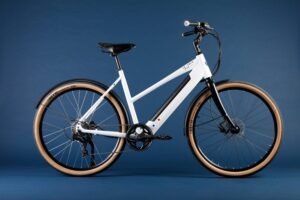 Vélo blanc moderne sur fond bleu.