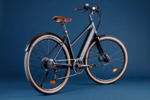 Vélo urbain noir sur fond bleu.