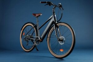 Vélo urbain moderne sur fond bleu.