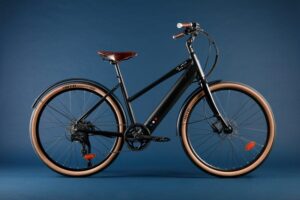 Vélo élégant noir sur fond bleu.