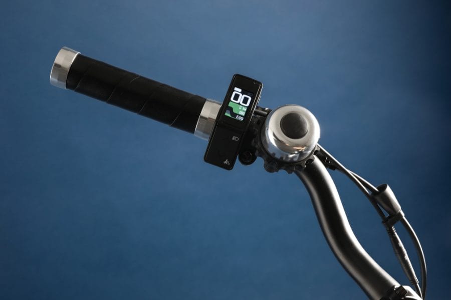 Guidon de vélo avec compteur numérique.