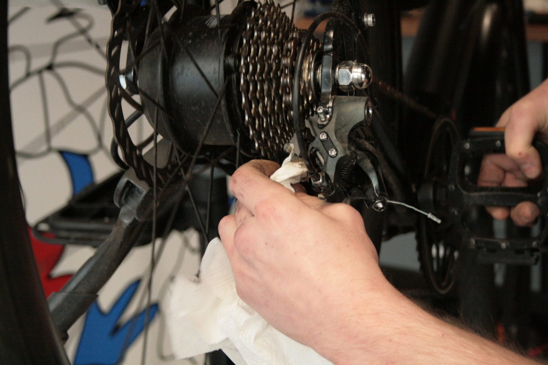Réparation de dérailleur de vélo.