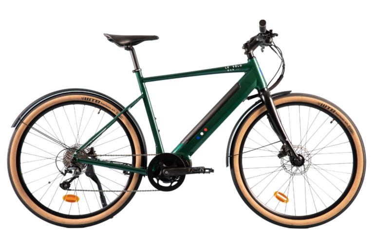 Vélo urbain vert moderne sur fond noir.
