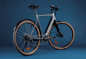 Vélo électrique moderne sur fond bleu