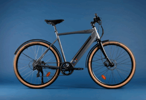 Vélo urbain moderne sur fond bleu.