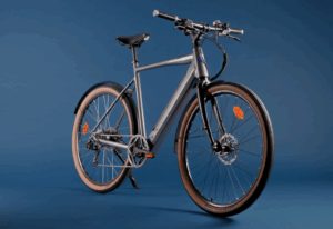 Vélo urbain moderne sur fond bleu.
