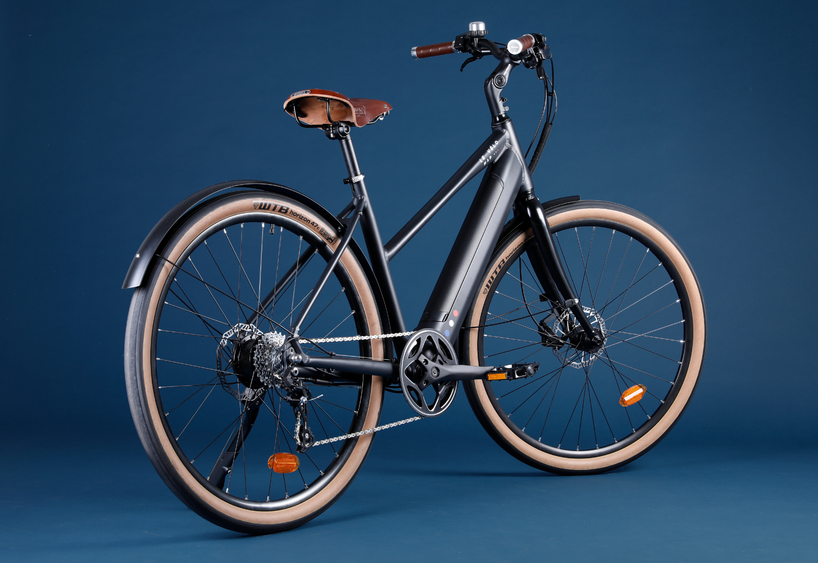 Vélo urbain moderne noir sur fond bleu.
